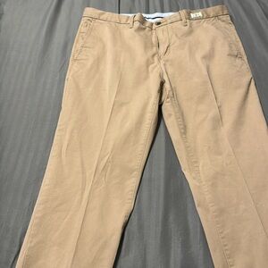 Freshly cleaned Tommy Hilfigure chinos. Size 36x32 slim fit.Excellent condition.